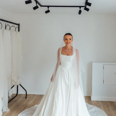 LILY. plain tulle, blusher veil.