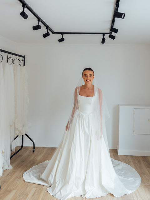 LILY. plain tulle, blusher veil.