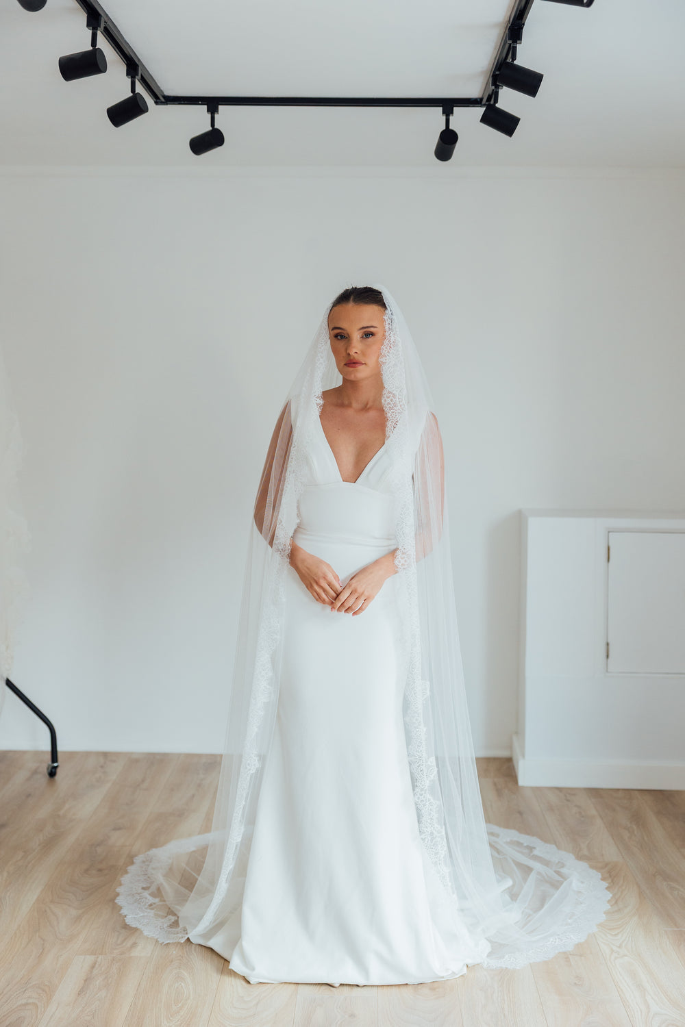PAIGE. single tier veil, wide lace trim.