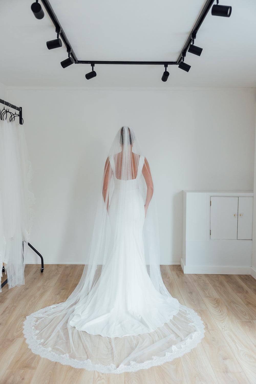 PAIGE. single tier veil, wide lace trim.