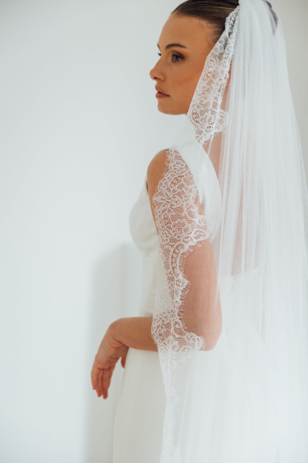 PAIGE. single tier veil, wide lace trim.