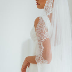 PAIGE. single tier veil, wide lace trim.