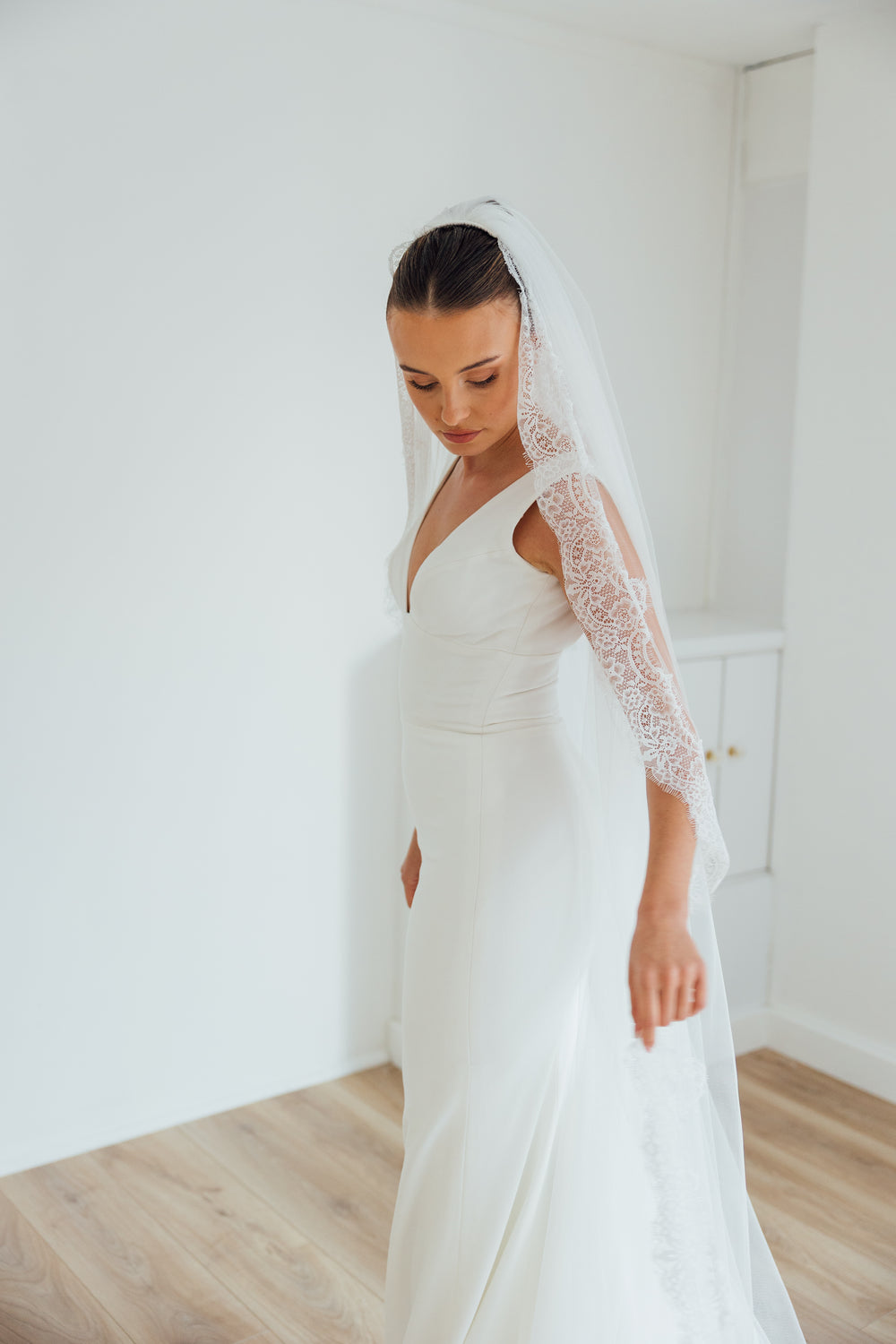 PAIGE. single tier veil, wide lace trim.