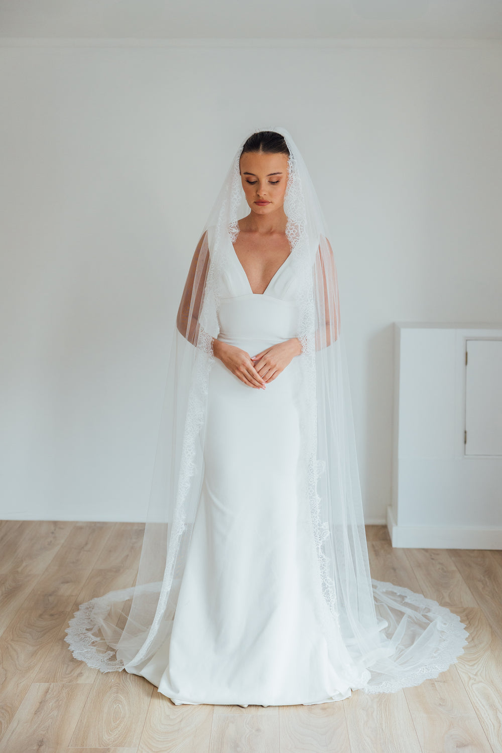 PAIGE. single tier veil, wide lace trim.