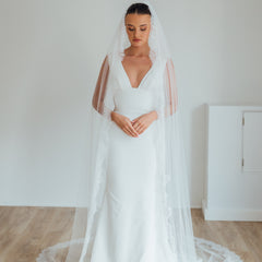 PAIGE. single tier veil, wide lace trim.