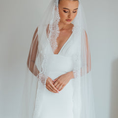 PAIGE. single tier veil, wide lace trim.