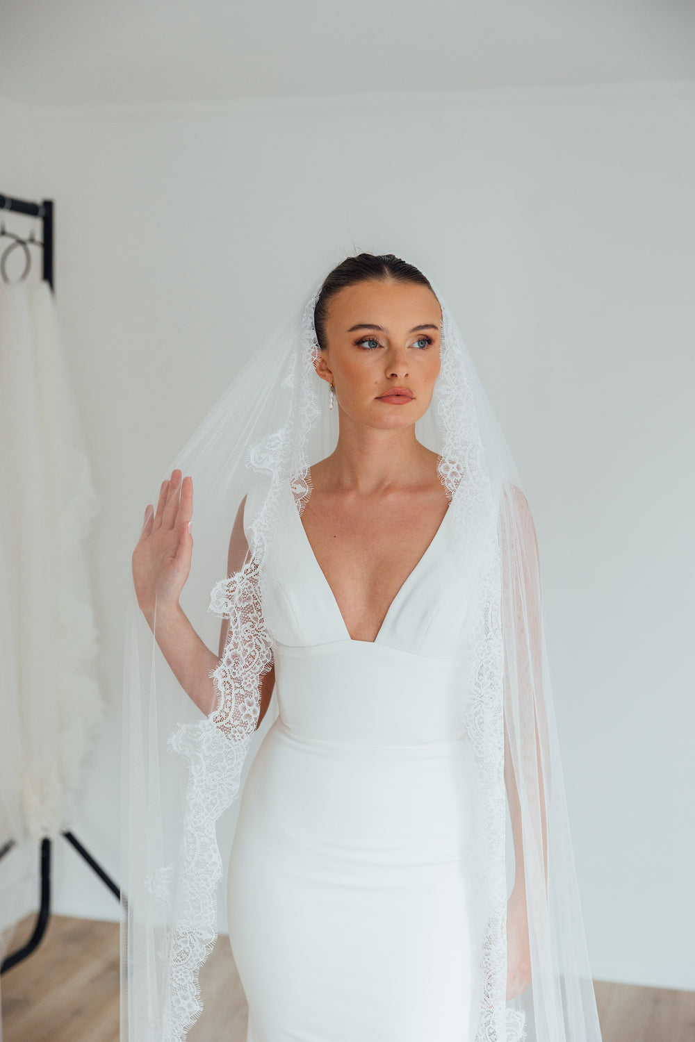 PAIGE. single tier veil, wide lace trim.
