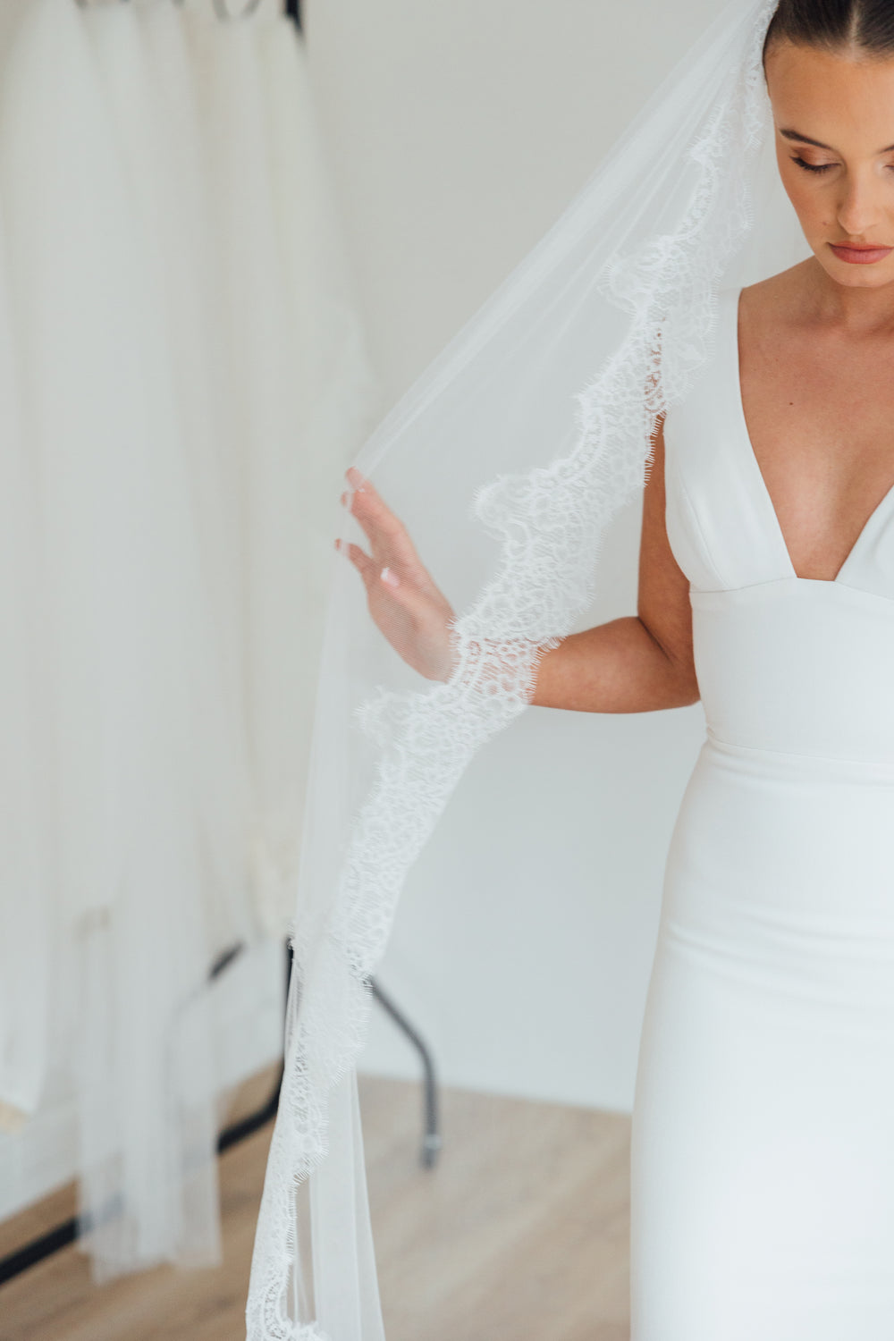 PAIGE. single tier veil, wide lace trim.