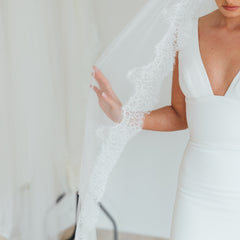 PAIGE. single tier veil, wide lace trim.