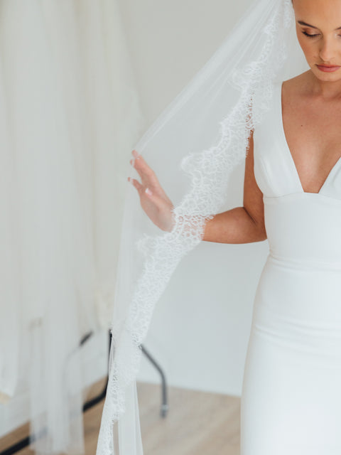 PAIGE. single tier veil, wide lace trim.