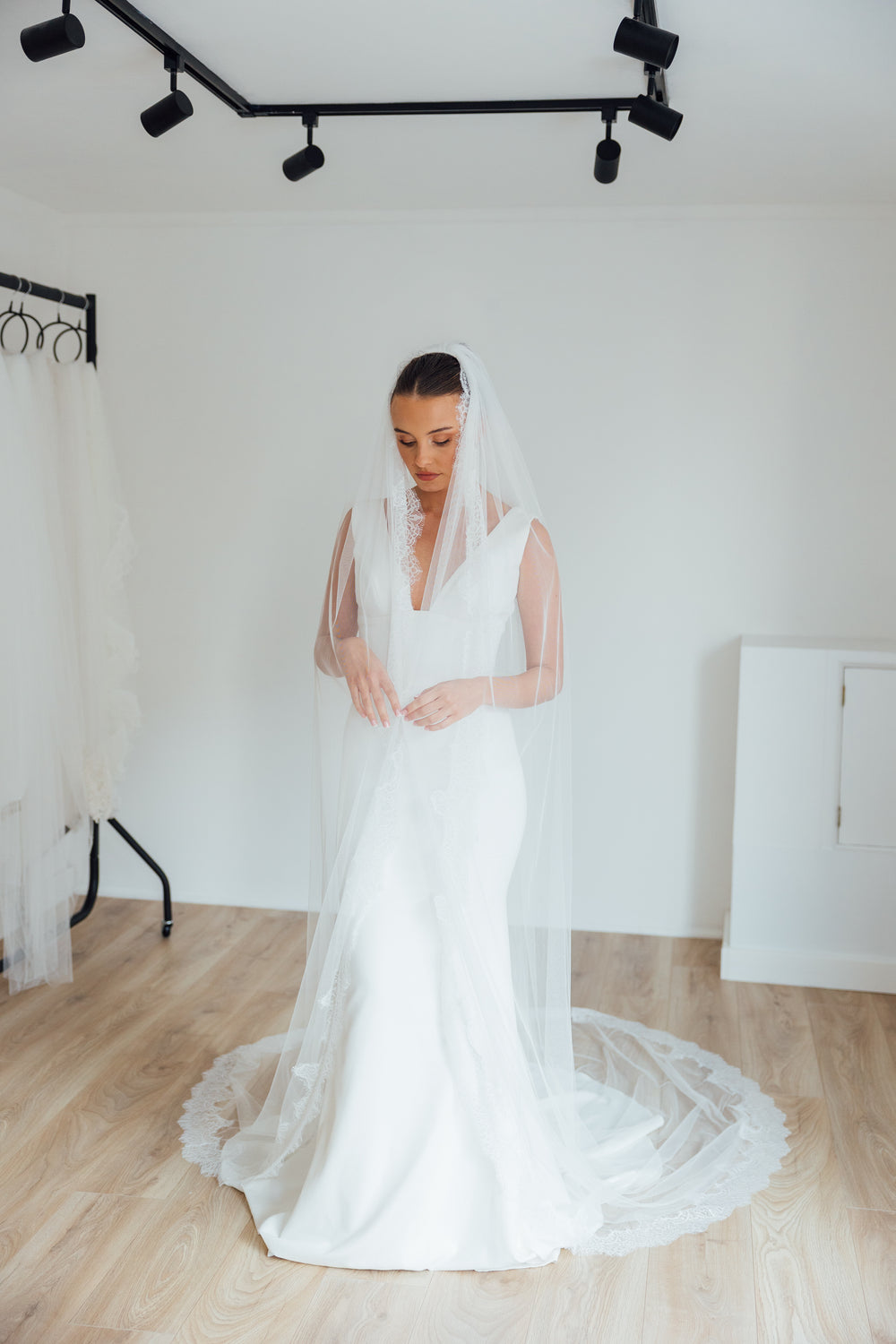 PAIGE. single tier veil, wide lace trim.