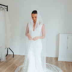 PAIGE. single tier veil, wide lace trim.