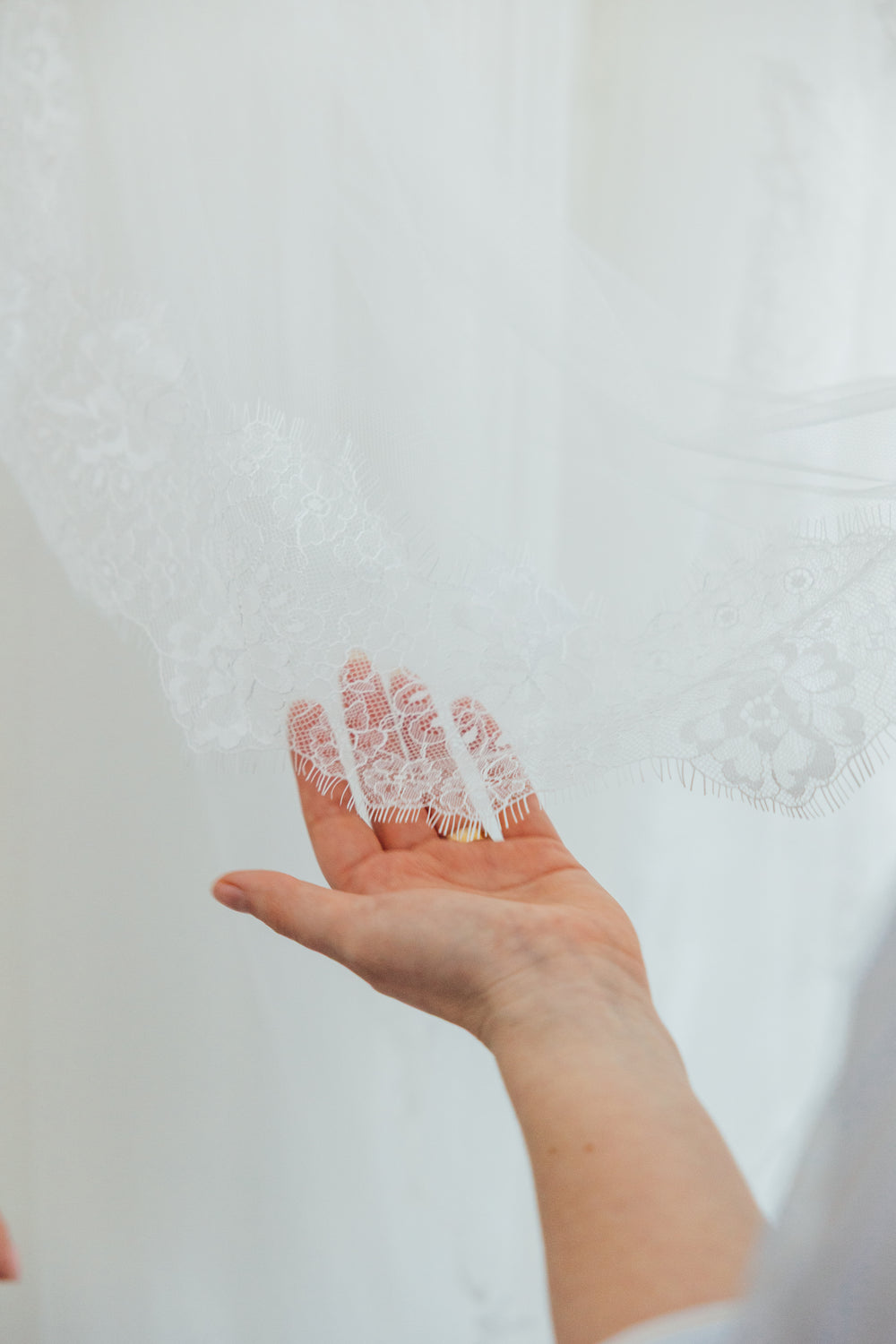 PAIGE. single tier veil, wide lace trim.