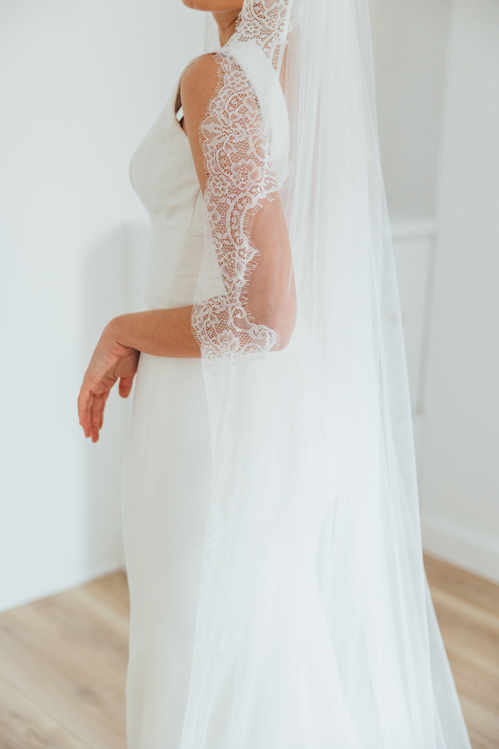 PAIGE. single tier veil, wide lace trim.