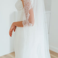 PAIGE. single tier veil, wide lace trim.