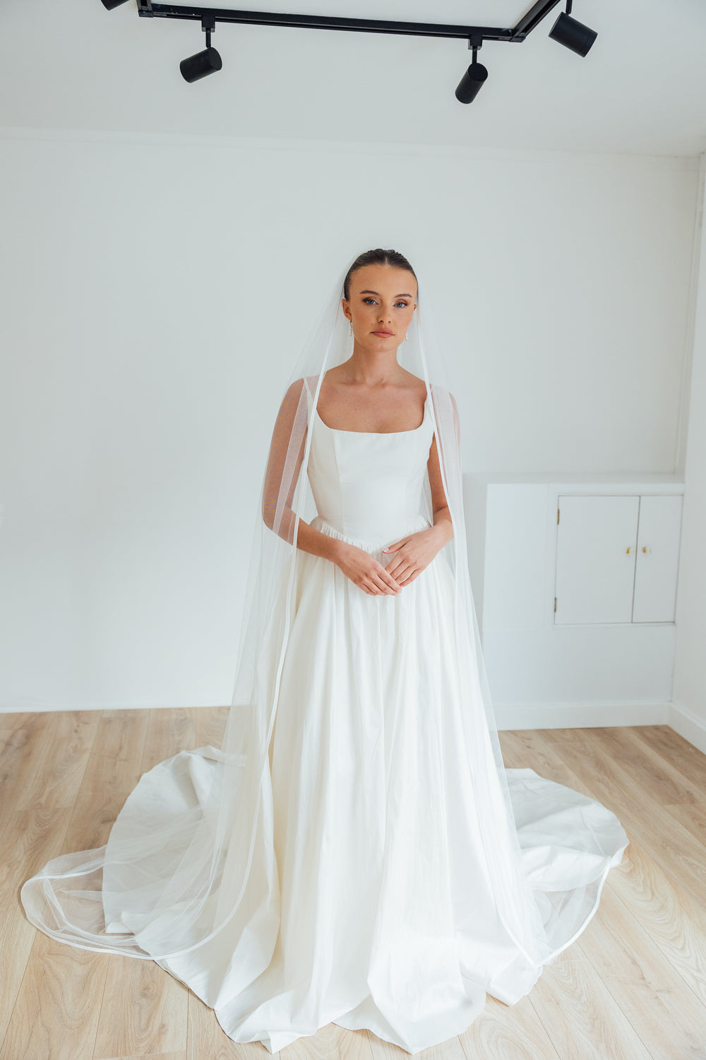 KATE. single tier veil, ribbon trim.