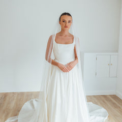 KATE. single tier veil, ribbon trim.