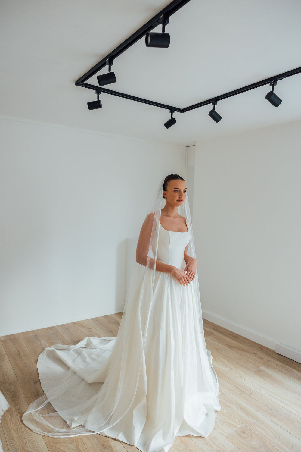 KATE. single tier veil, ribbon trim.