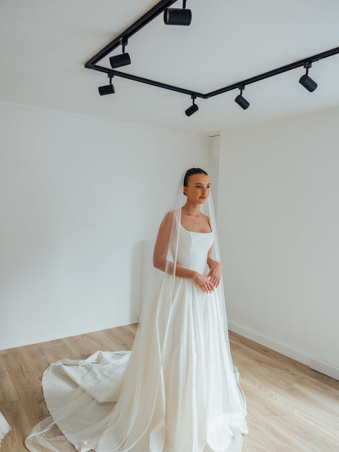 KATE. single tier veil, ribbon trim.