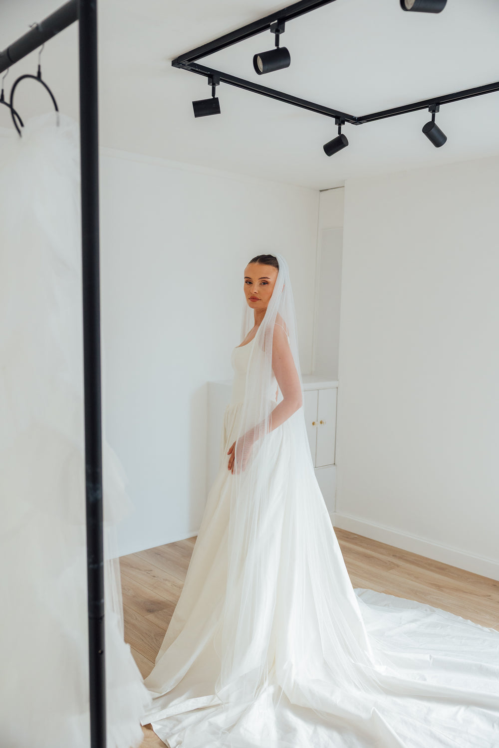 KATE. single tier veil, ribbon trim.