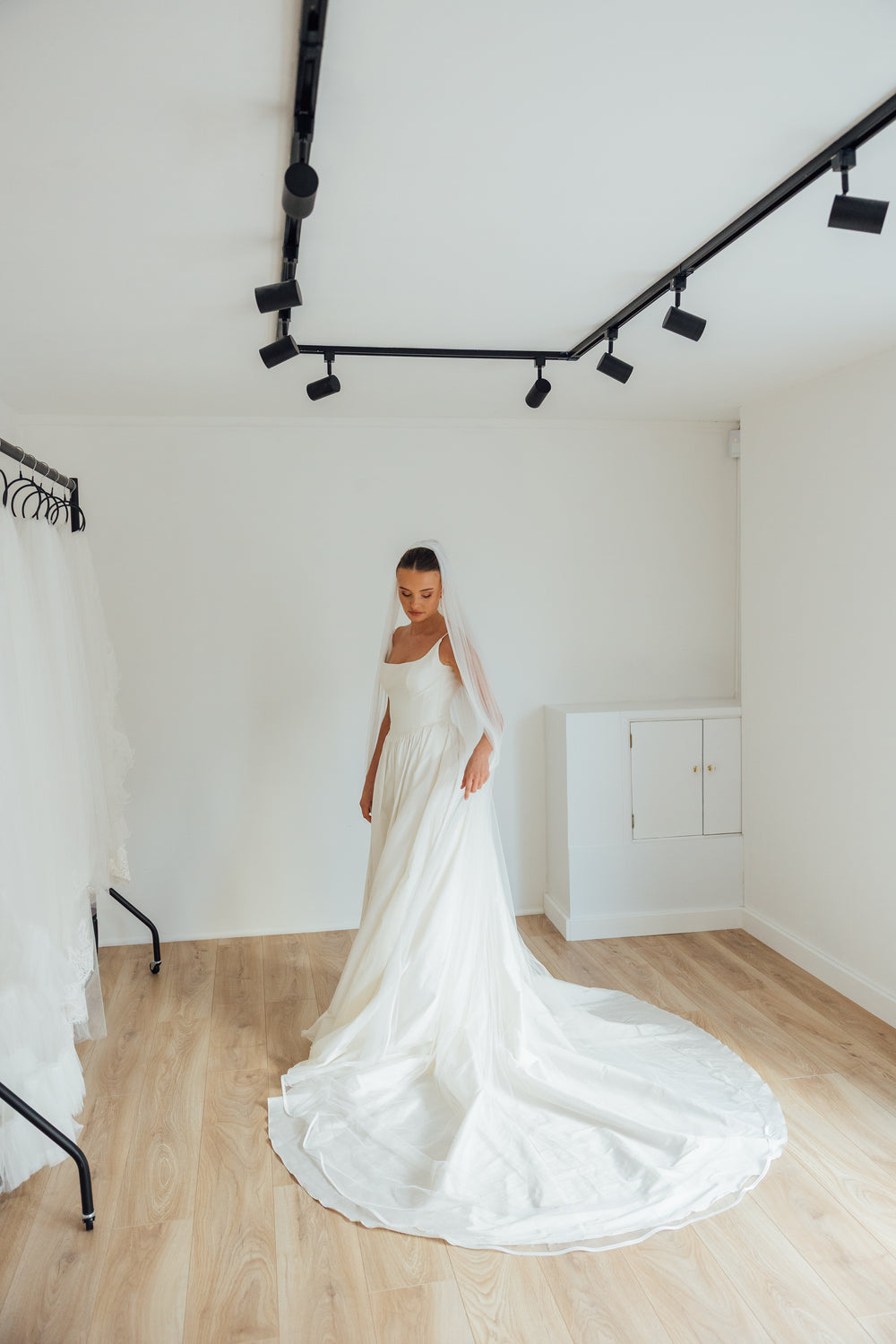 KATE. single tier veil, ribbon trim.