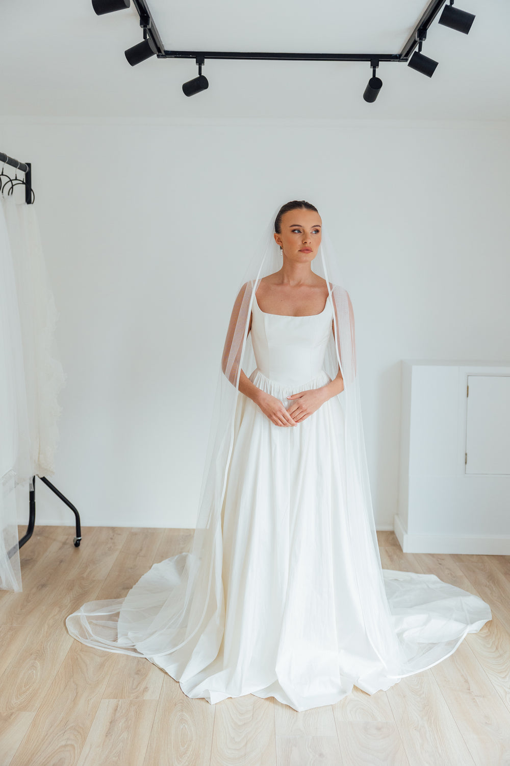 KATE. single tier veil, ribbon trim.