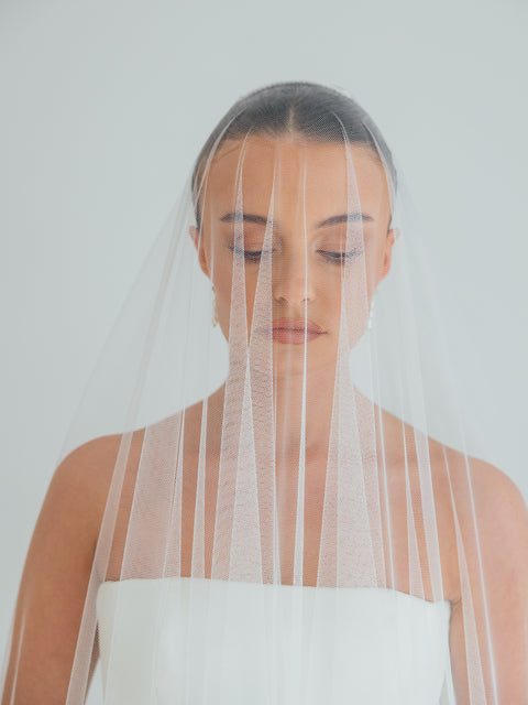 LILY. plain tulle, blusher veil.