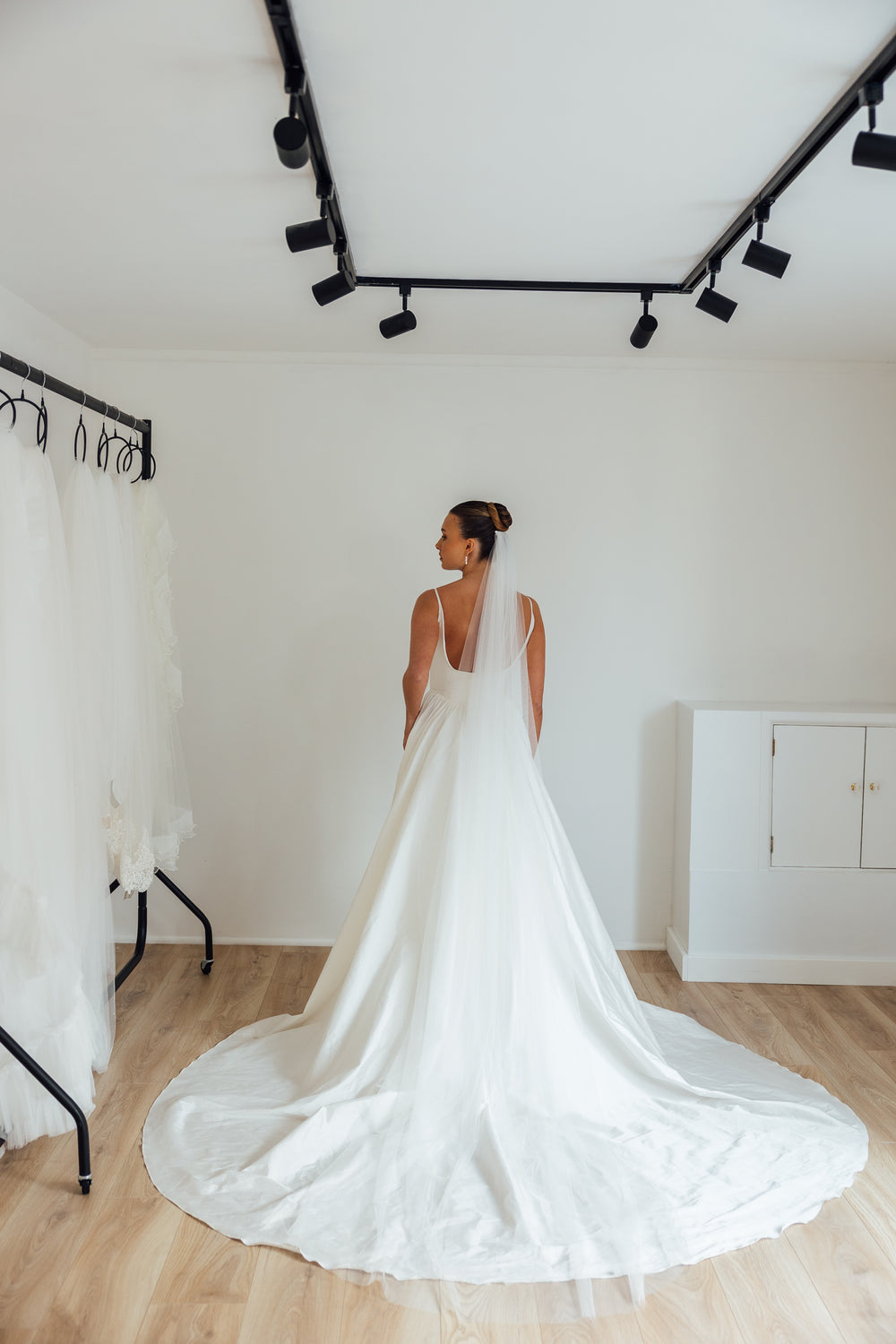 ANDY. single tier veil, barely there, plain tulle.