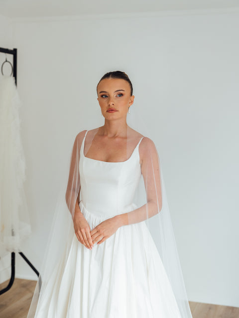 ANDY. single tier veil, barely there, plain tulle.