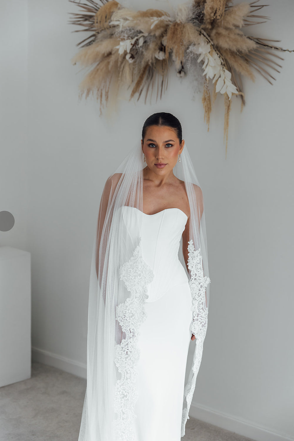 BILLIE. single tier veil, bold lace trim.