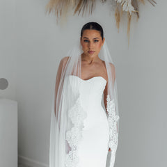 BILLIE. single tier veil, bold lace trim.