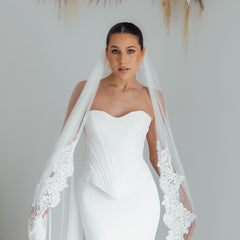 BILLIE. single tier veil, bold lace trim.