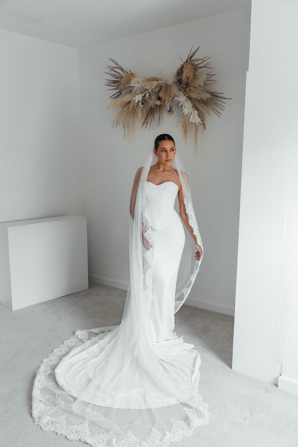 BILLIE. single tier veil, bold lace trim.