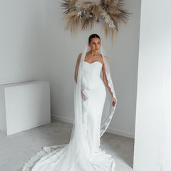 BILLIE. single tier veil, bold lace trim.