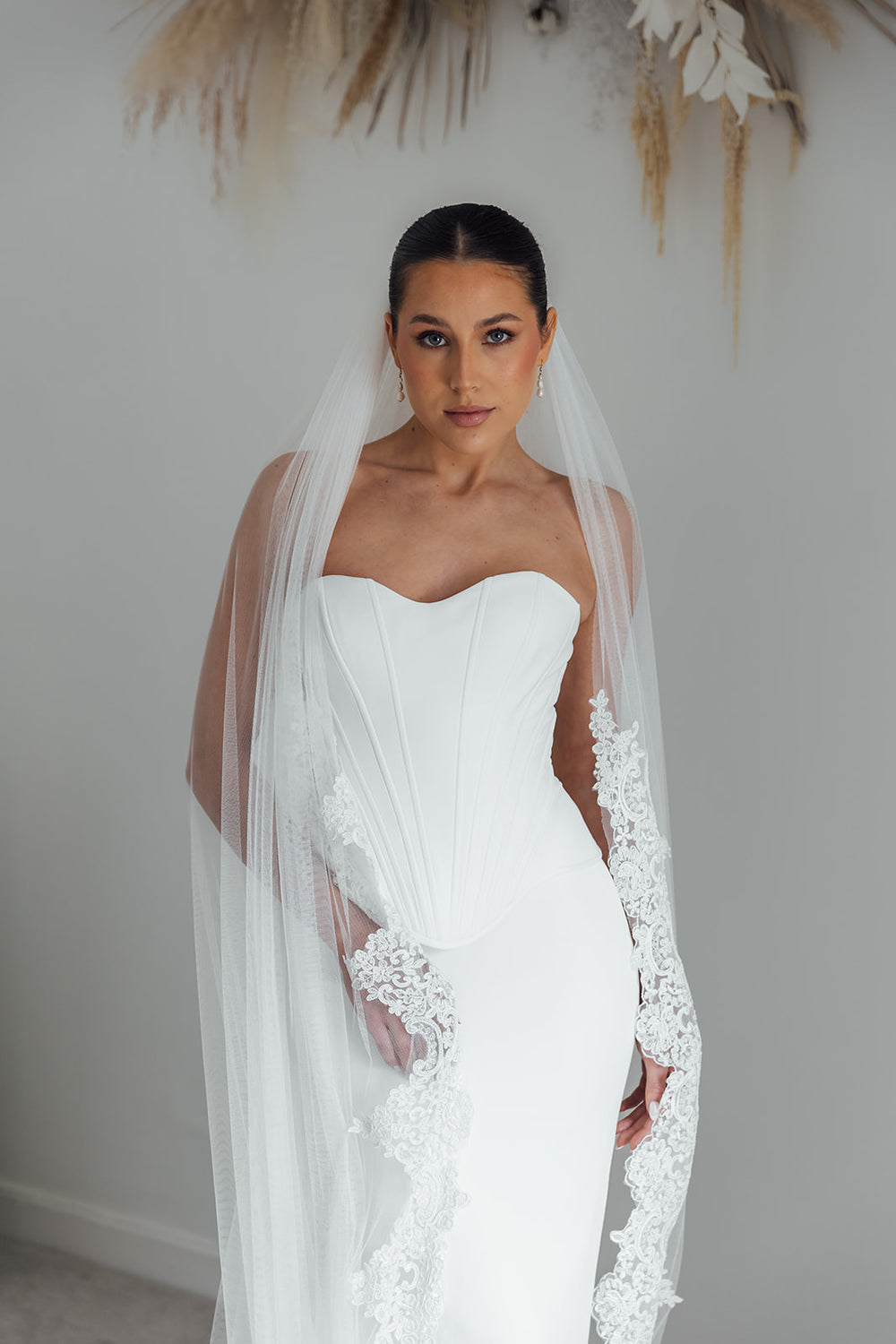 BILLIE. single tier veil, bold lace trim.