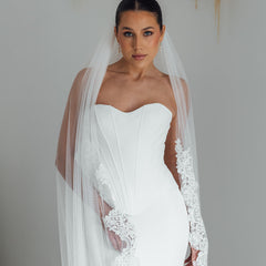 BILLIE. single tier veil, bold lace trim.
