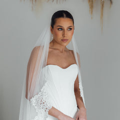 BILLIE. single tier veil, bold lace trim.
