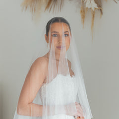 LILY. plain tulle, blusher veil.